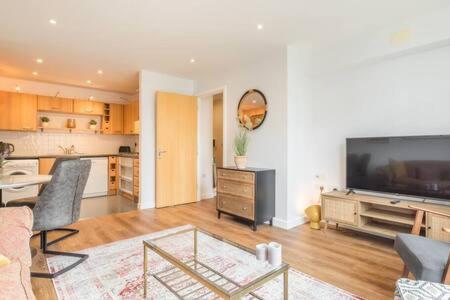 Lovely 1 bed Station flat - Central With Sofa Bed view 3