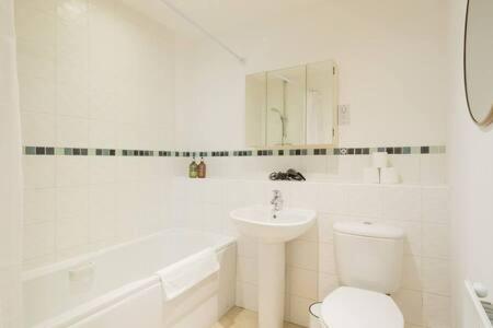 Lovely 1 bed Station flat - Central With Sofa Bed view 4