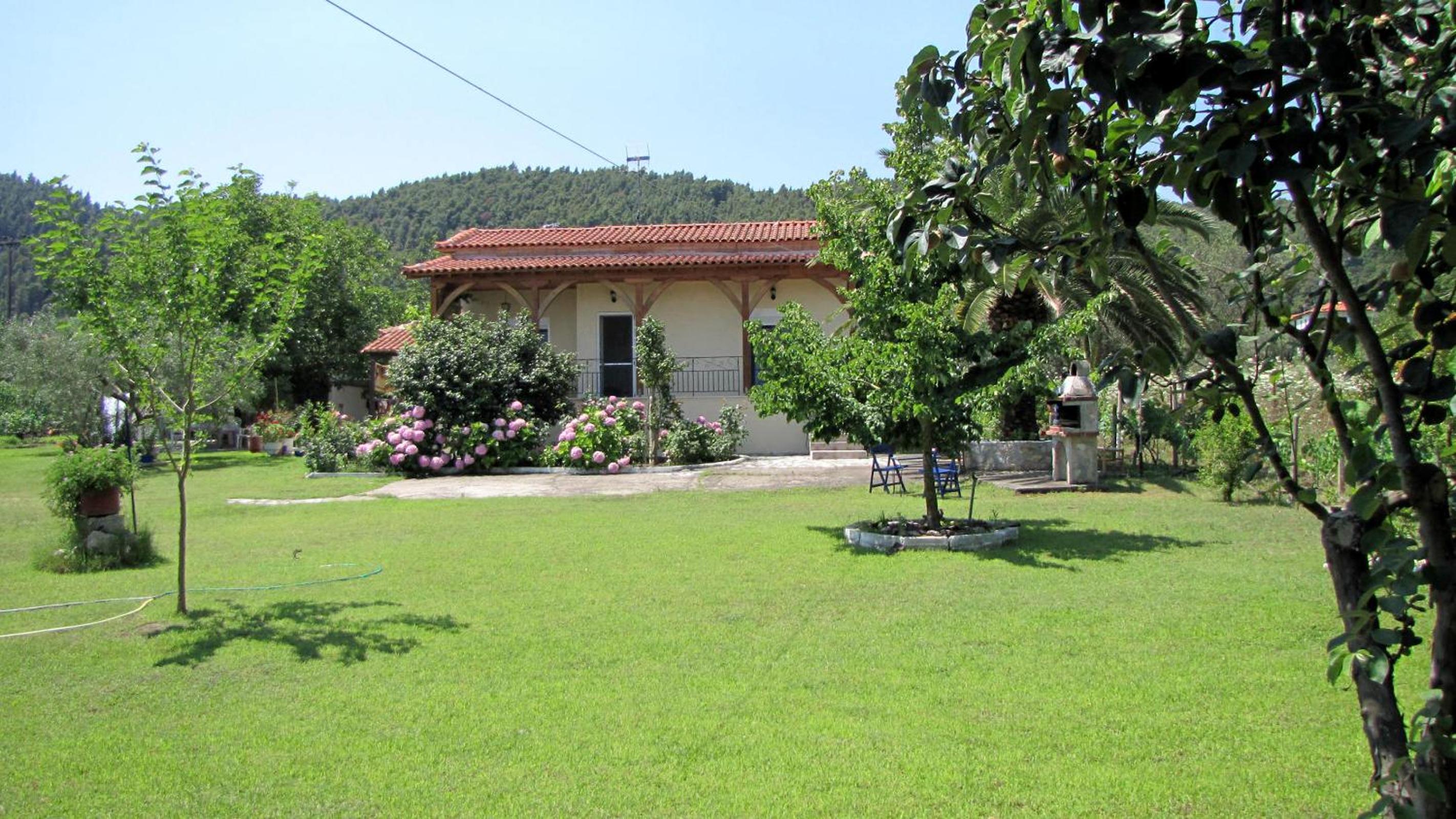House in Vourvourou with big garden for 5 Persons. view 2