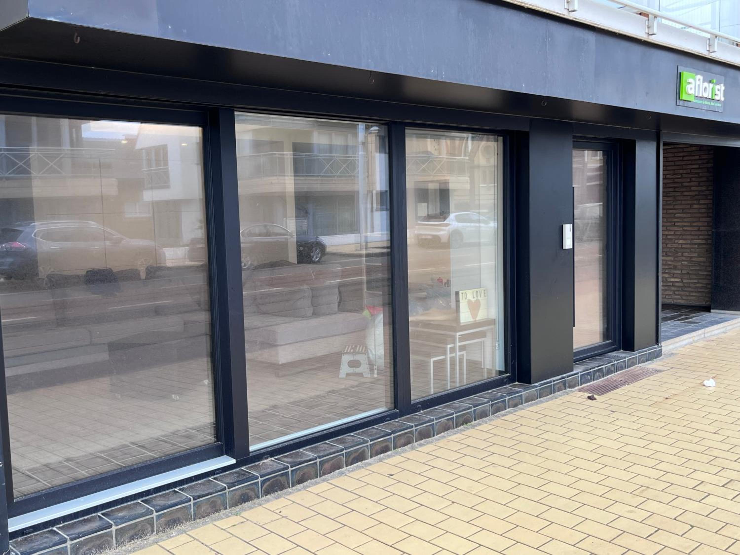 New bright 180m2 appartement,100m from the beach