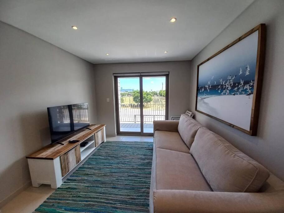 Queens Cove One Bedroom Apt 2 view 3