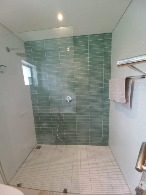 Queens Cove One Bedroom Apt 2 view 4