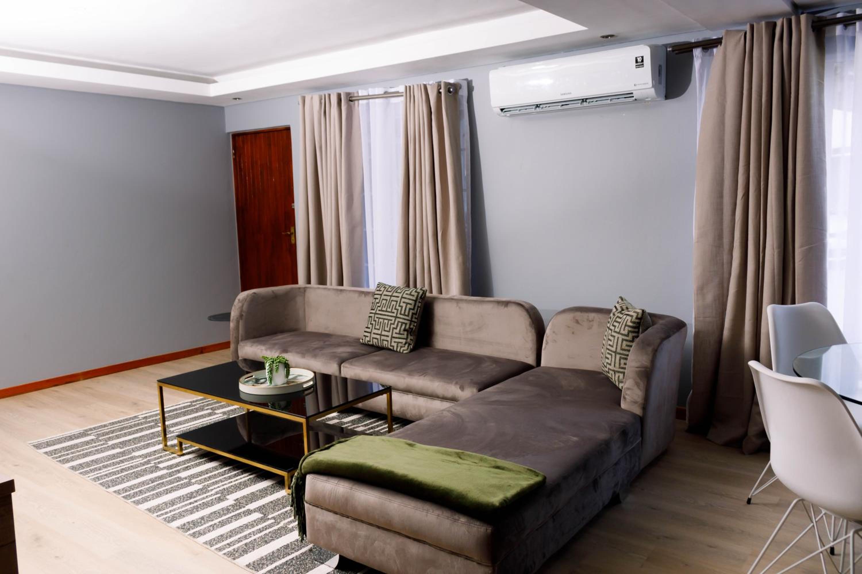 Uptown Apartments - Casalinga Villas view 2