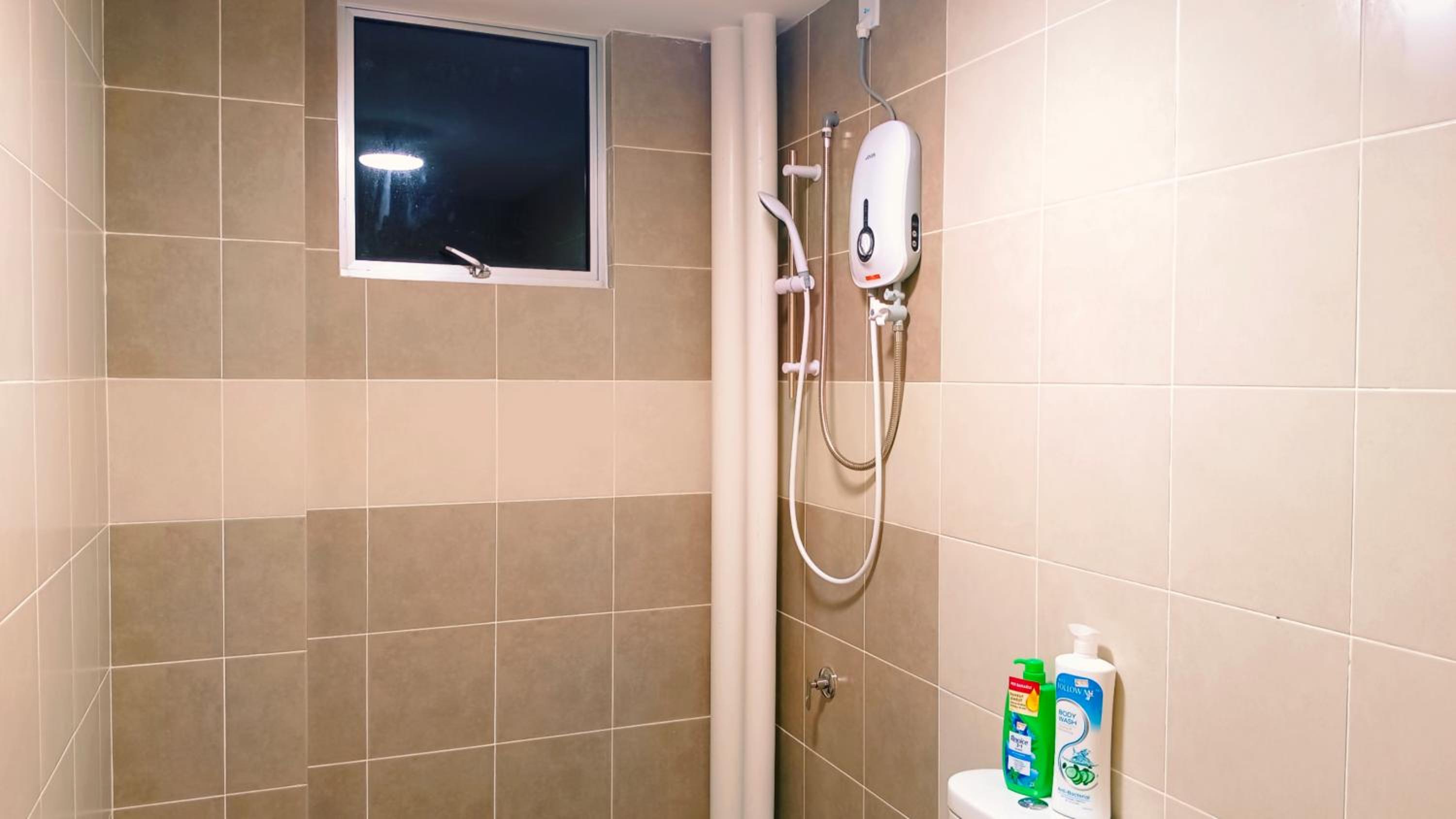 Kulai Apartment 3BR-5BR near IOI, Aeon and Senai Airport photo 5