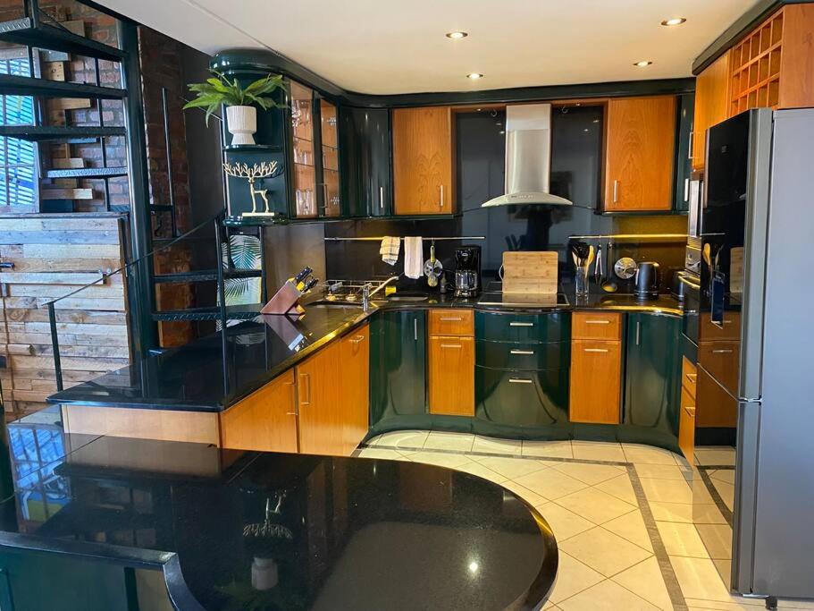 Luxury Loft Style Living , De Waterkant, Capetown view 2