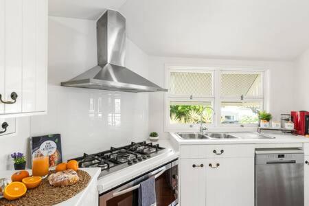 Pet Friendly Family Home In Brisbane - Relocations and Family Stays - Fast Internet - Parking - Netflix