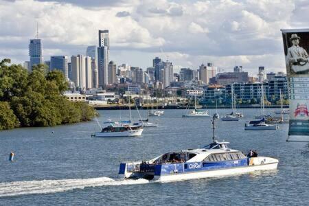 Pet Friendly Family Home In Brisbane - Relocations and Family Stays - Fast Internet - Parking - Netflix