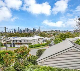 Pet Friendly Family Home In Brisbane - Relocations and Family Stays - Fast Internet - Parking - Netflix