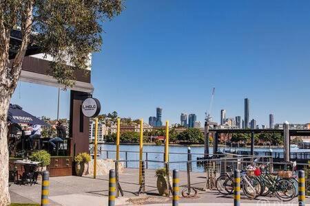 Pet Friendly Family Home In Brisbane - Relocations and Family Stays - Fast Internet - Parking - Netflix