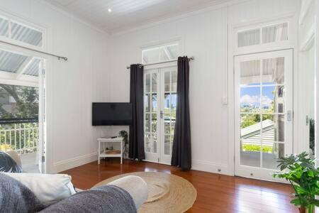 Pet Friendly Family Home In Brisbane - Relocations and Family Stays - Fast Internet - Parking - Netflix