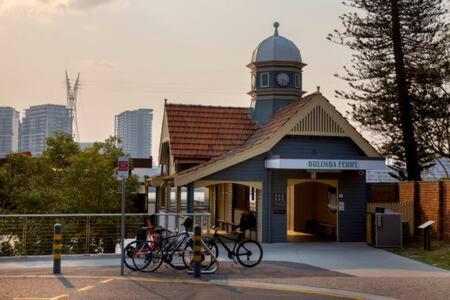 Pet Friendly Family Home In Brisbane - Relocations and Family Stays - Fast Internet - Parking - Netflix