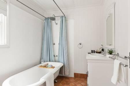 Pet Friendly Family Home In Brisbane - Relocations and Family Stays - Fast Internet - Parking - Netflix