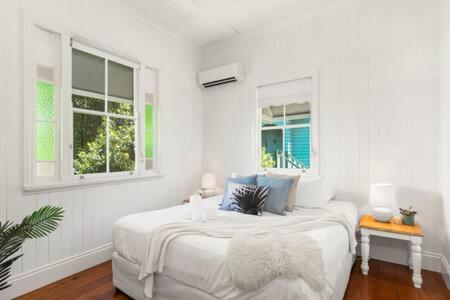 Pet Friendly Family Home In Brisbane - Relocations and Family Stays - Fast Internet - Parking - Netflix