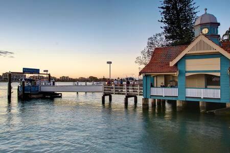 Pet Friendly Family Home In Brisbane - Relocations and Family Stays - Fast Internet - Parking - Netflix