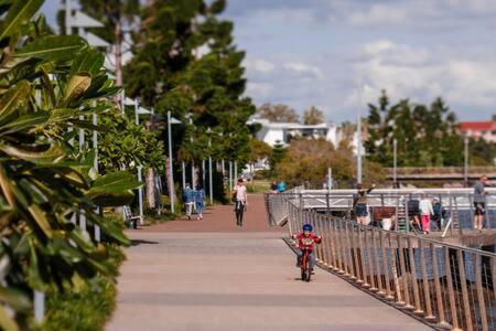 Pet Friendly Family Home In Brisbane - Relocations and Family Stays - Fast Internet - Parking - Netflix