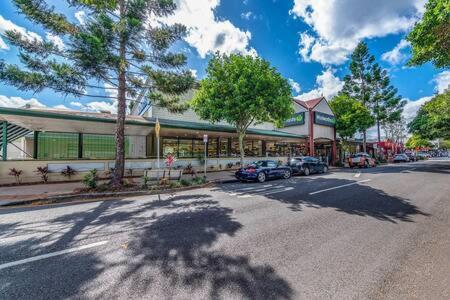 Pet Friendly Family Home In Brisbane - Relocations and Family Stays - Fast Internet - Parking - Netflix