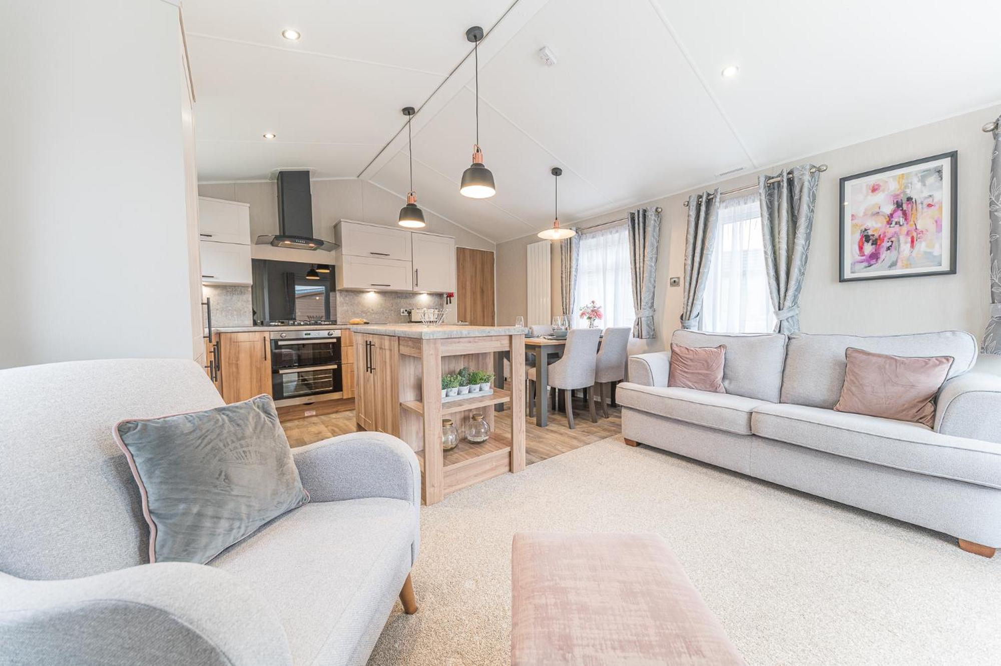 Tastefully decorated lodge on popular holiday park, easy access to Lakes and Dales and free parking