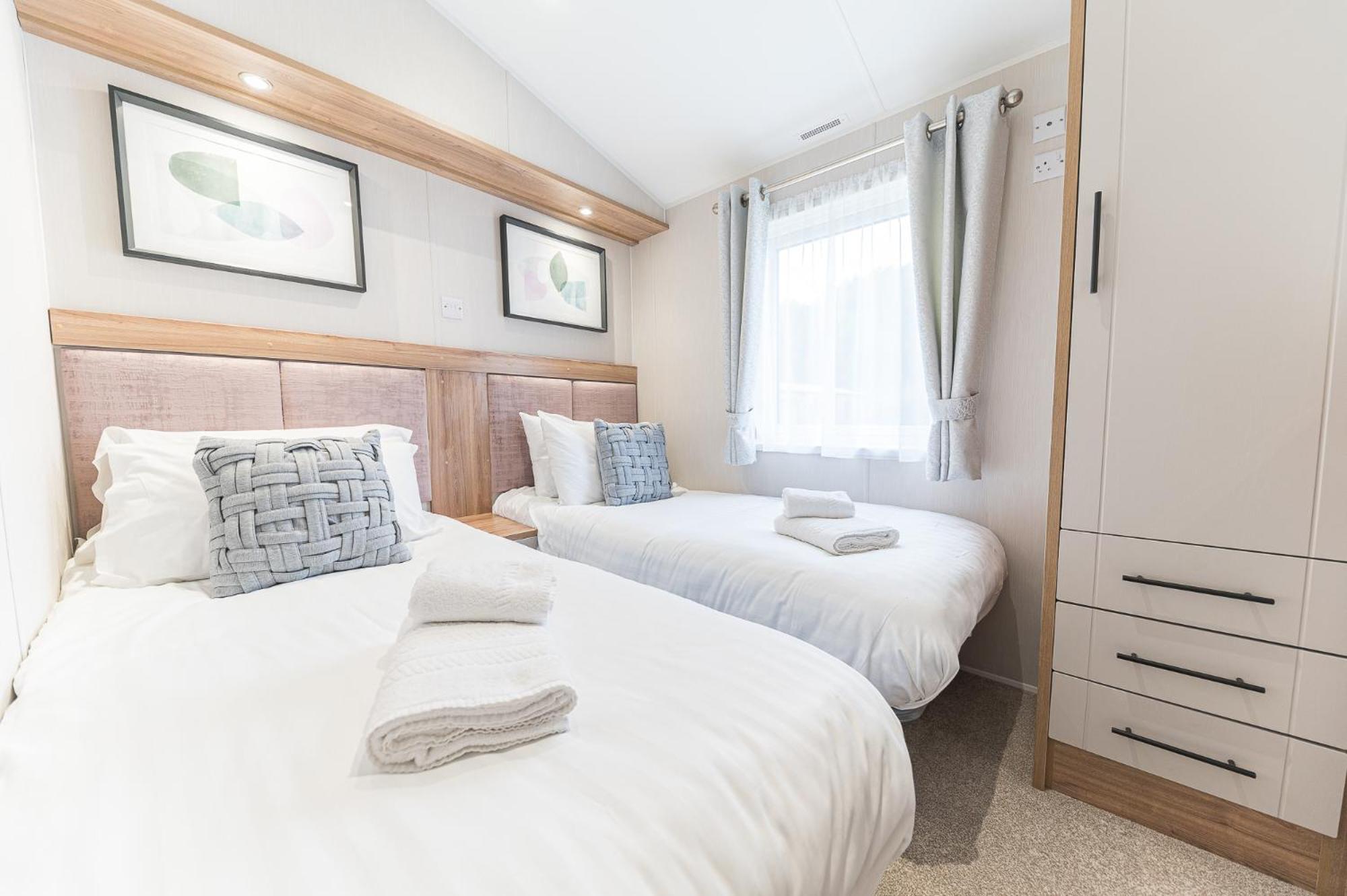 Tastefully decorated lodge on popular holiday park, easy access to Lakes and Dales and free parking