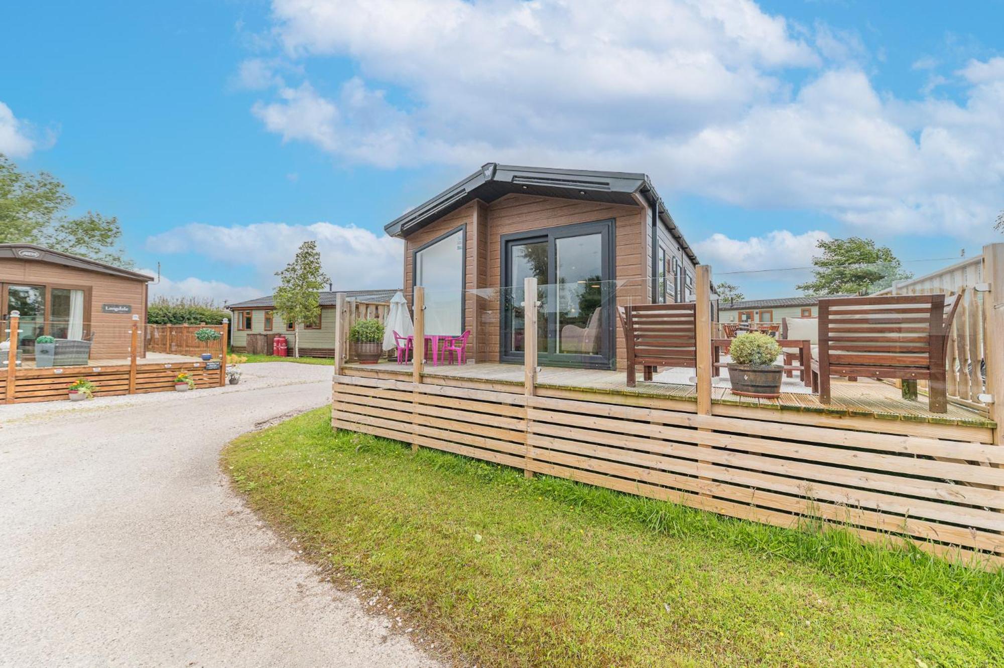 Tastefully decorated lodge on popular holiday park, easy access to Lakes and Dales and free parking