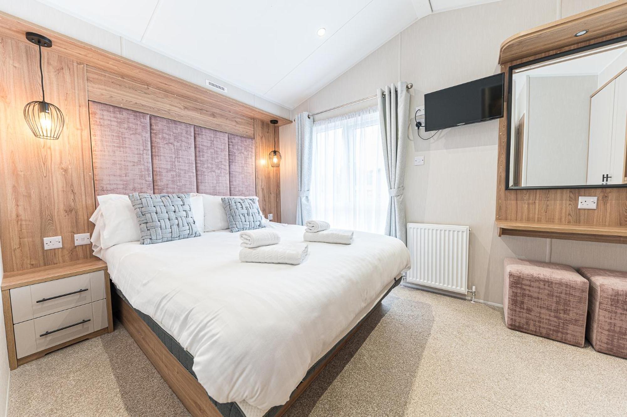 Tastefully decorated lodge on popular holiday park, easy access to Lakes and Dales and free parking