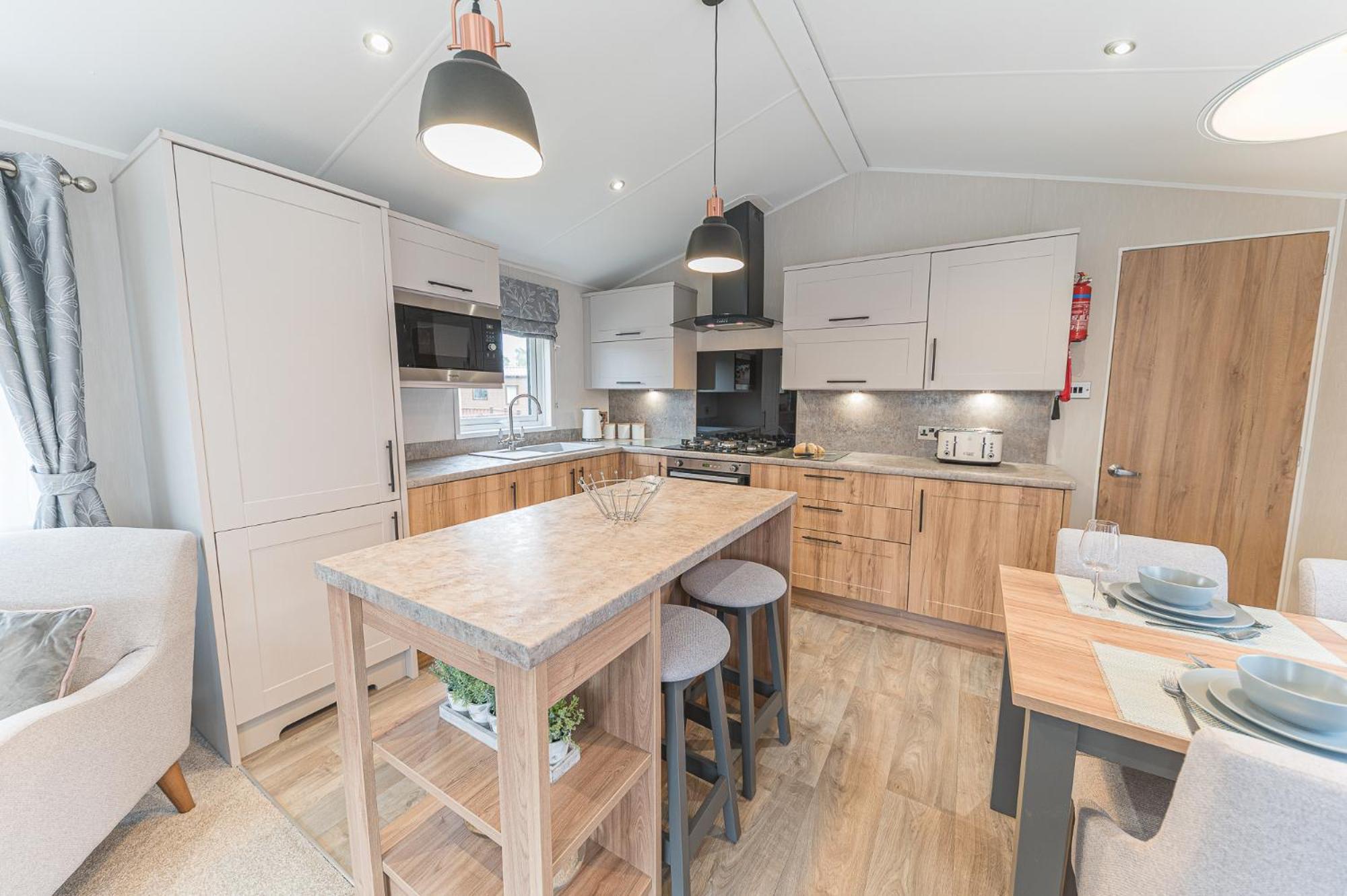 Tastefully decorated lodge on popular holiday park, easy access to Lakes and Dales and free parking