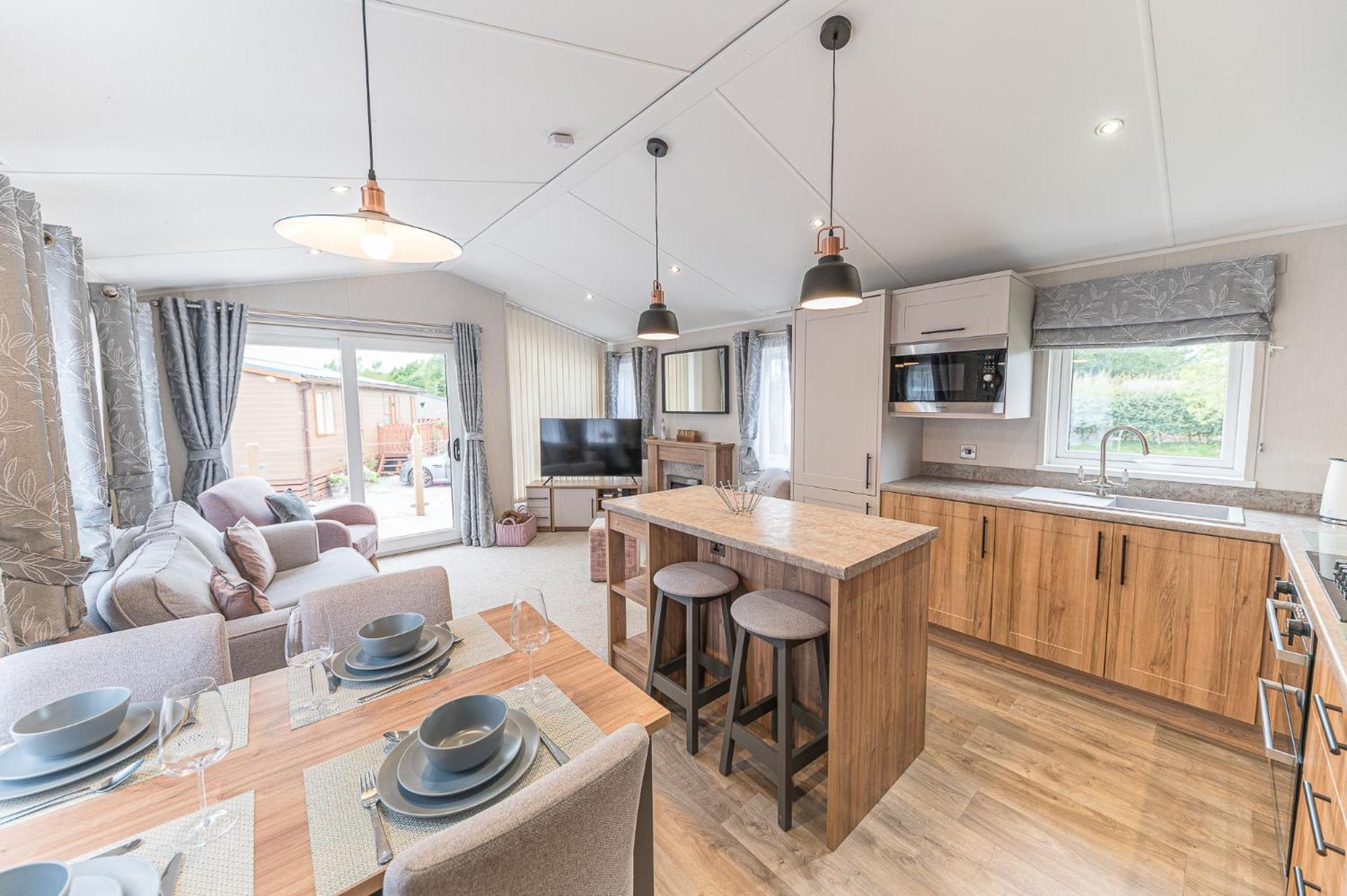 Tastefully decorated lodge on popular holiday park, easy access to Lakes and Dales and free parking
