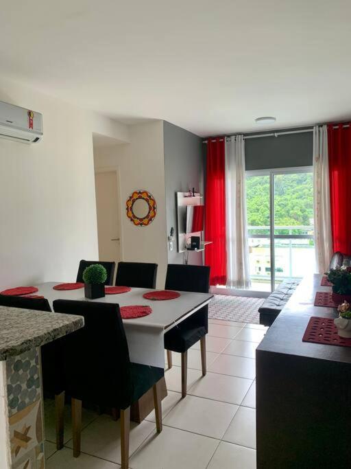 Apartamento Enseada Villa Di Fiori com piscina