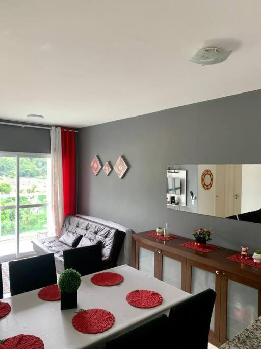 Apartamento Enseada Villa Di Fiori com piscina