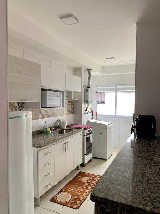 Apartamento Enseada Villa Di Fiori com piscina