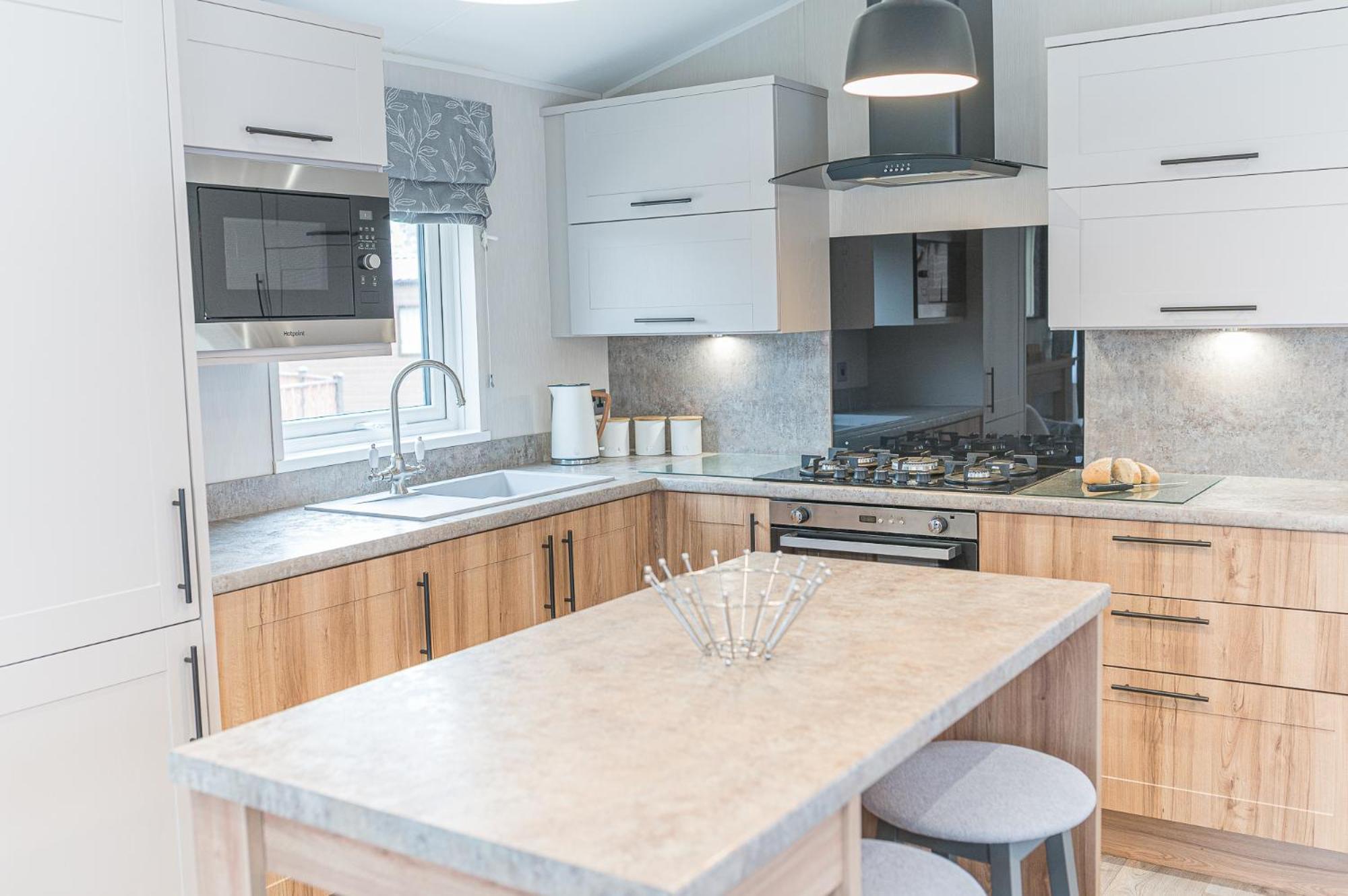 Tastefully decorated lodge on popular holiday park, easy access to Lakes and Dales and free parking
