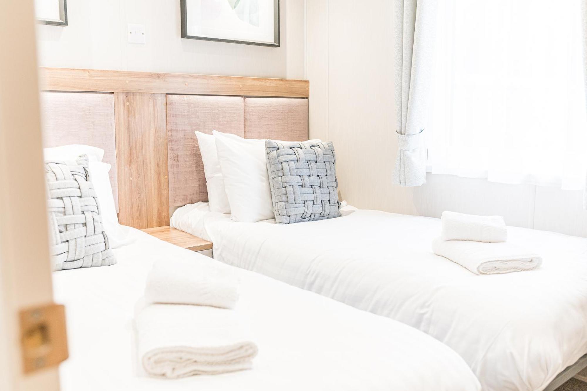 Tastefully decorated lodge on popular holiday park, easy access to Lakes and Dales and free parking