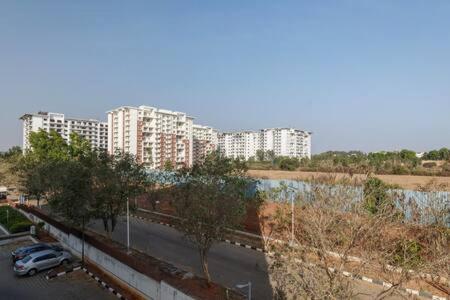 Blue Pearl Apartment by StayJade Nr Airport 3bhk