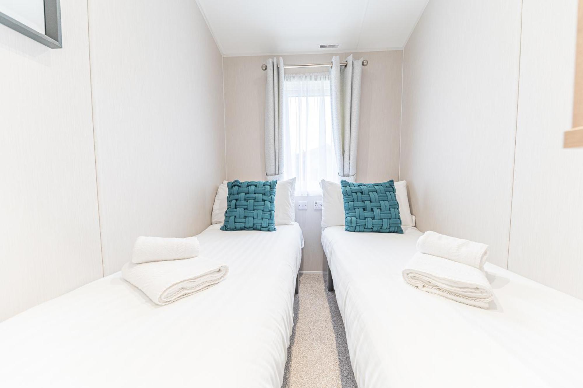 Tastefully decorated lodge on popular holiday park, easy access to Lakes and Dales and free parking