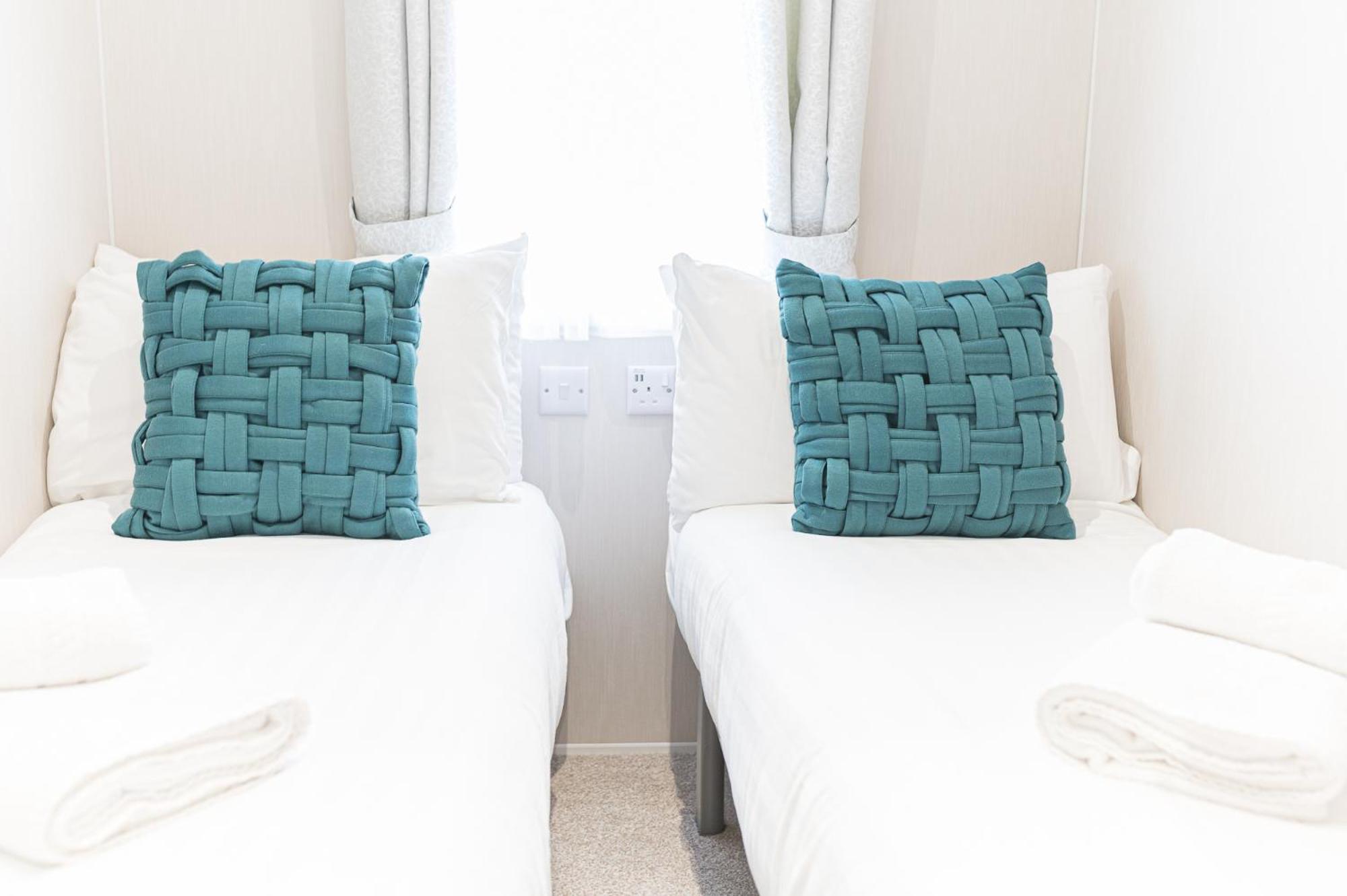 Tastefully decorated lodge on popular holiday park, easy access to Lakes and Dales and free parking