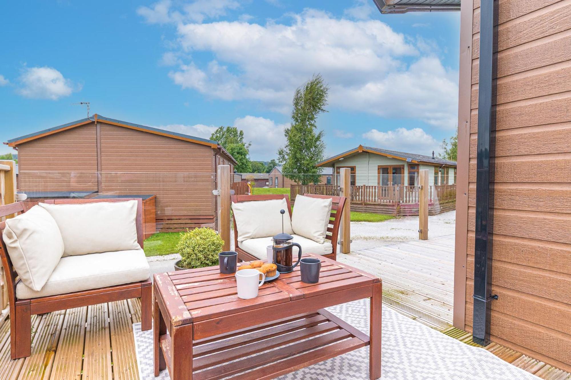 Tastefully decorated lodge on popular holiday park, easy access to Lakes and Dales and free parking