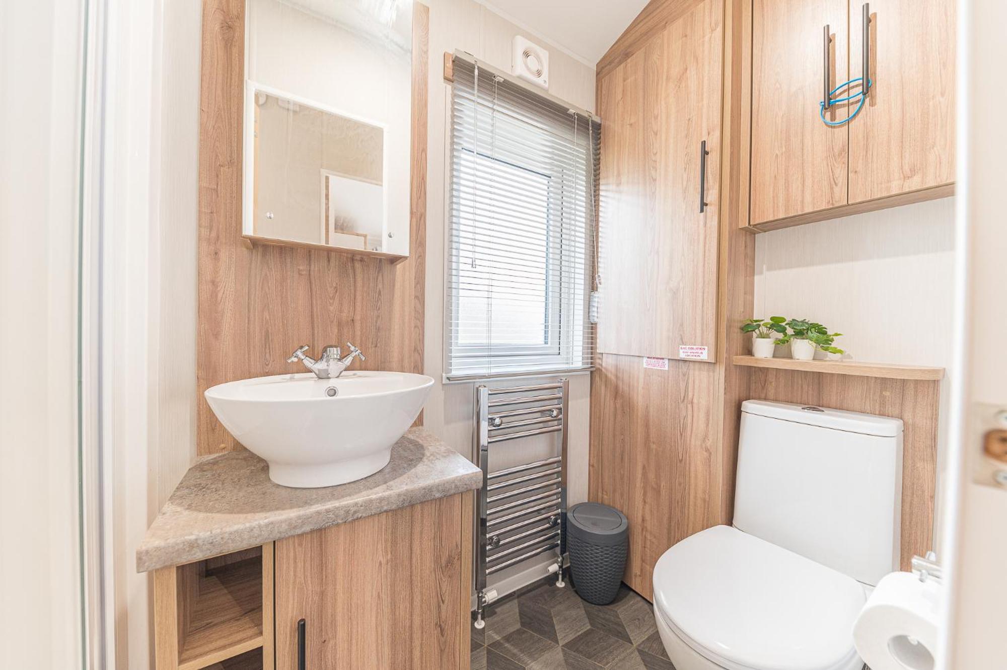 Tastefully decorated lodge on popular holiday park, easy access to Lakes and Dales and free parking