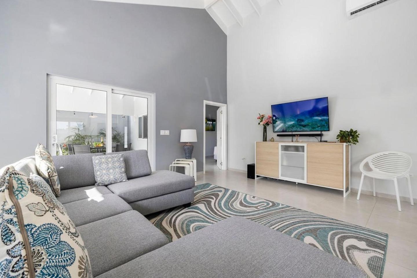 New modern 3BDR/2BA Private Pool