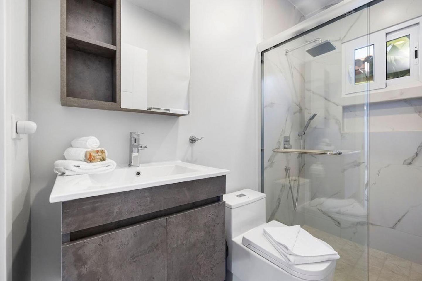 New modern 3BDR/2BA Private Pool