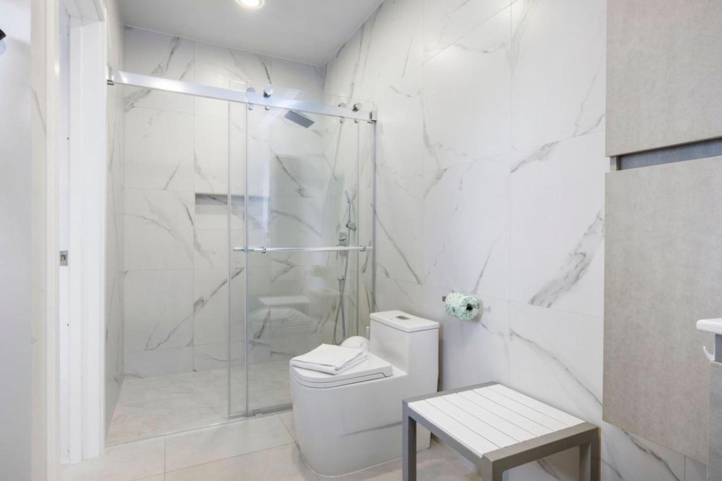 New modern 3BDR/2BA Private Pool