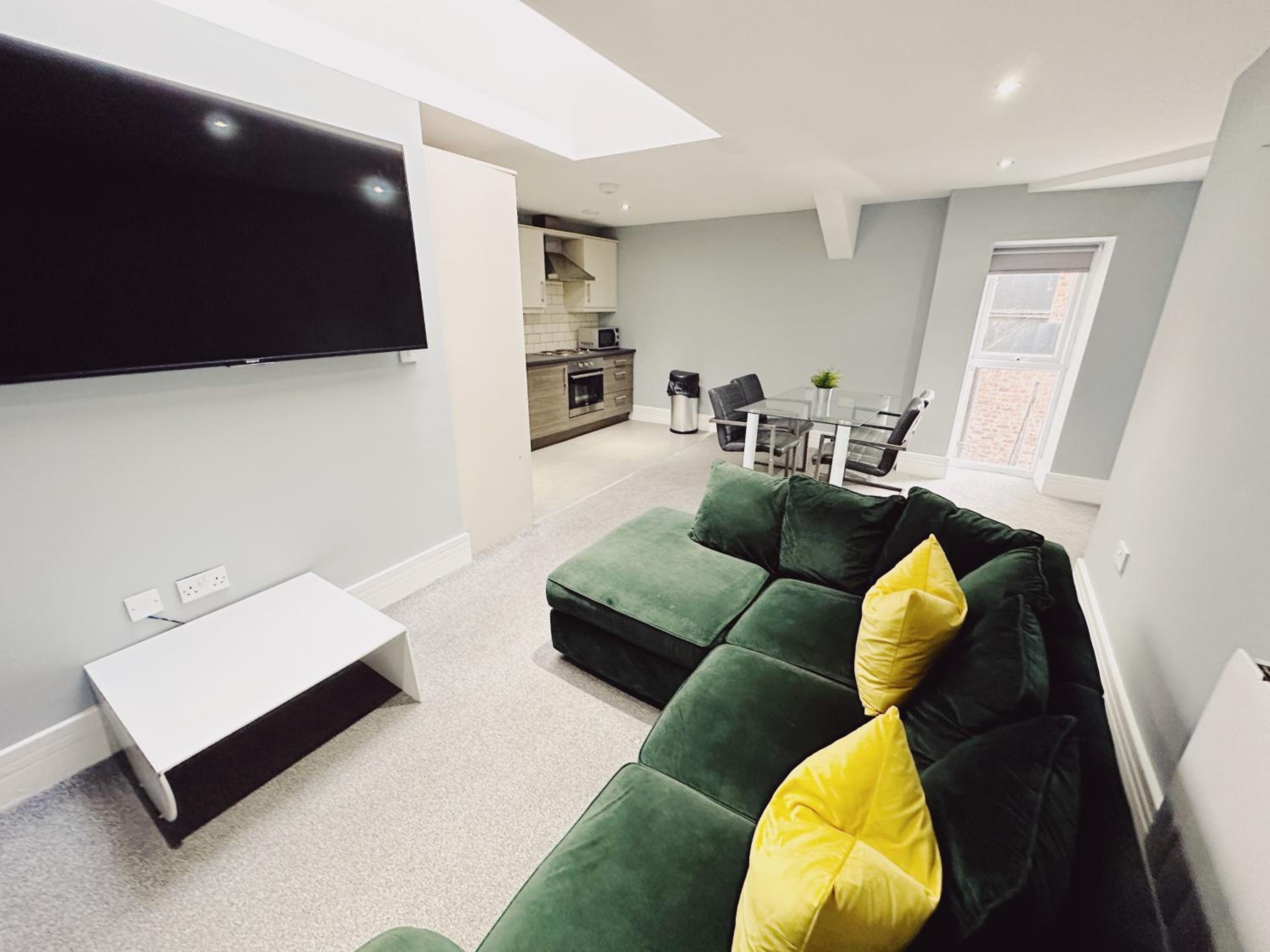 2 Bedroom Apartment in the Heart of Newcastle - Spacious - Sleeps 7 view 4
