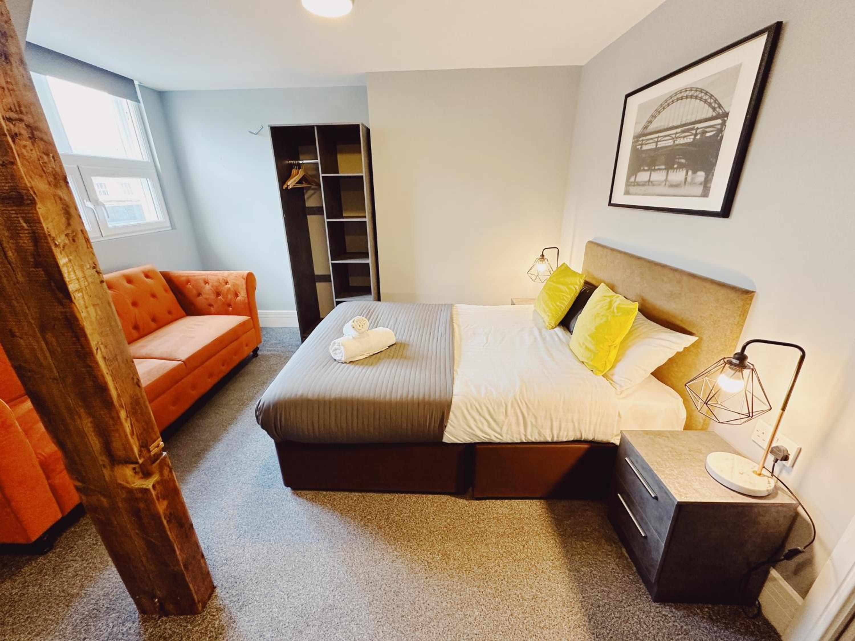2 Bedroom Apartment in the Heart of Newcastle - Spacious - Sleeps 7 view 2