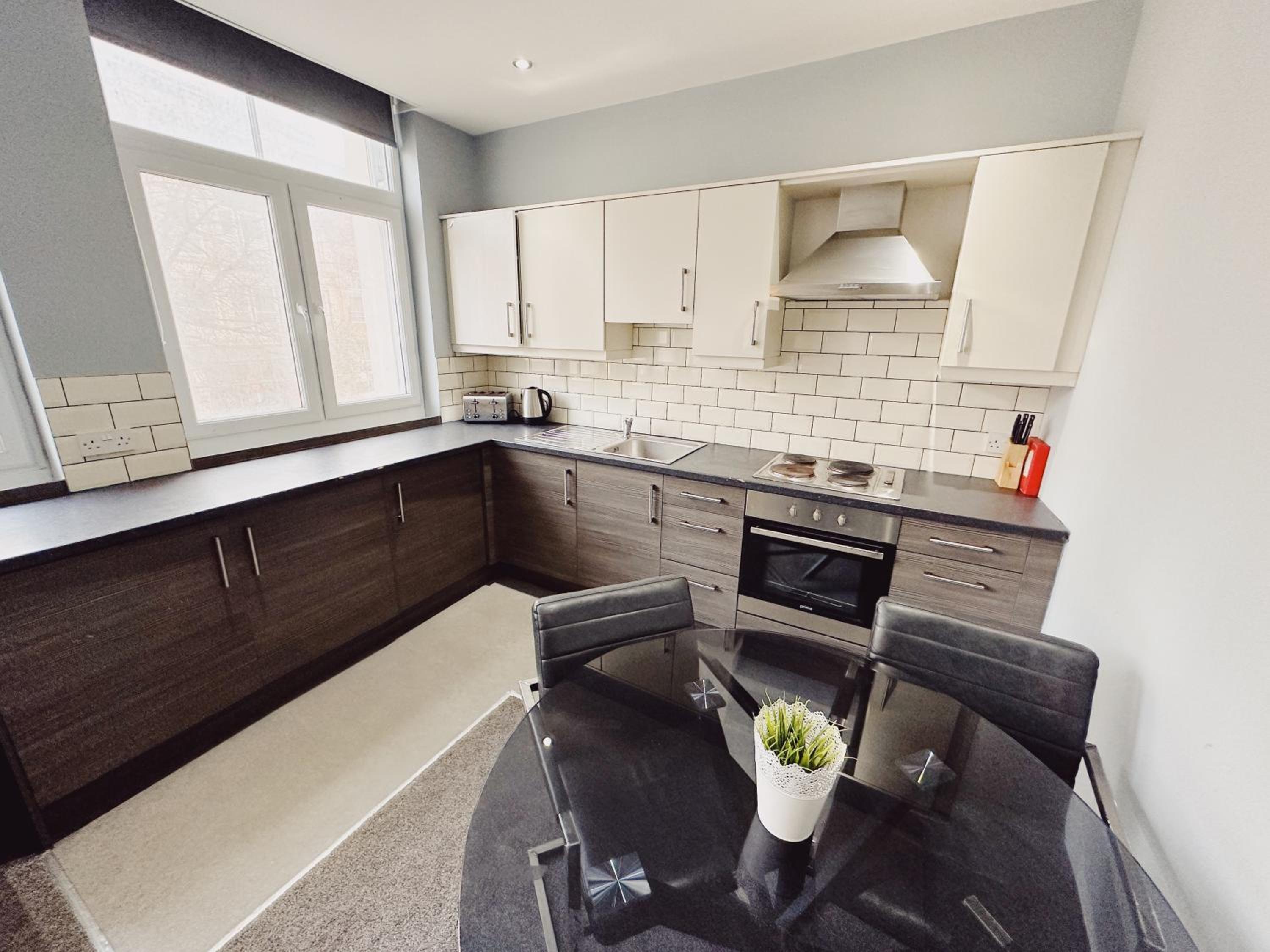 3 Bedroom Apartment in the Heart of Newcastle - Modern - Sleeps 6 view 4
