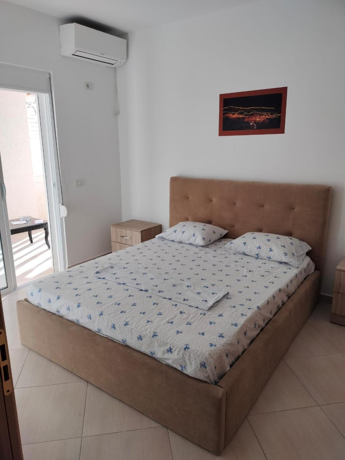Taurasi White Saranda