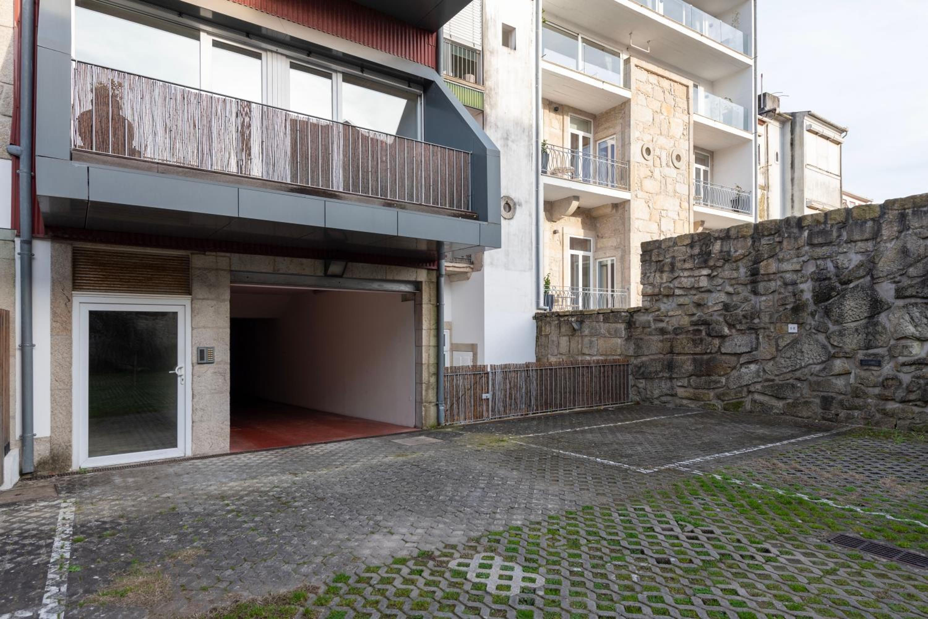 Fontainhas Flat: Balcony & Parking view 4