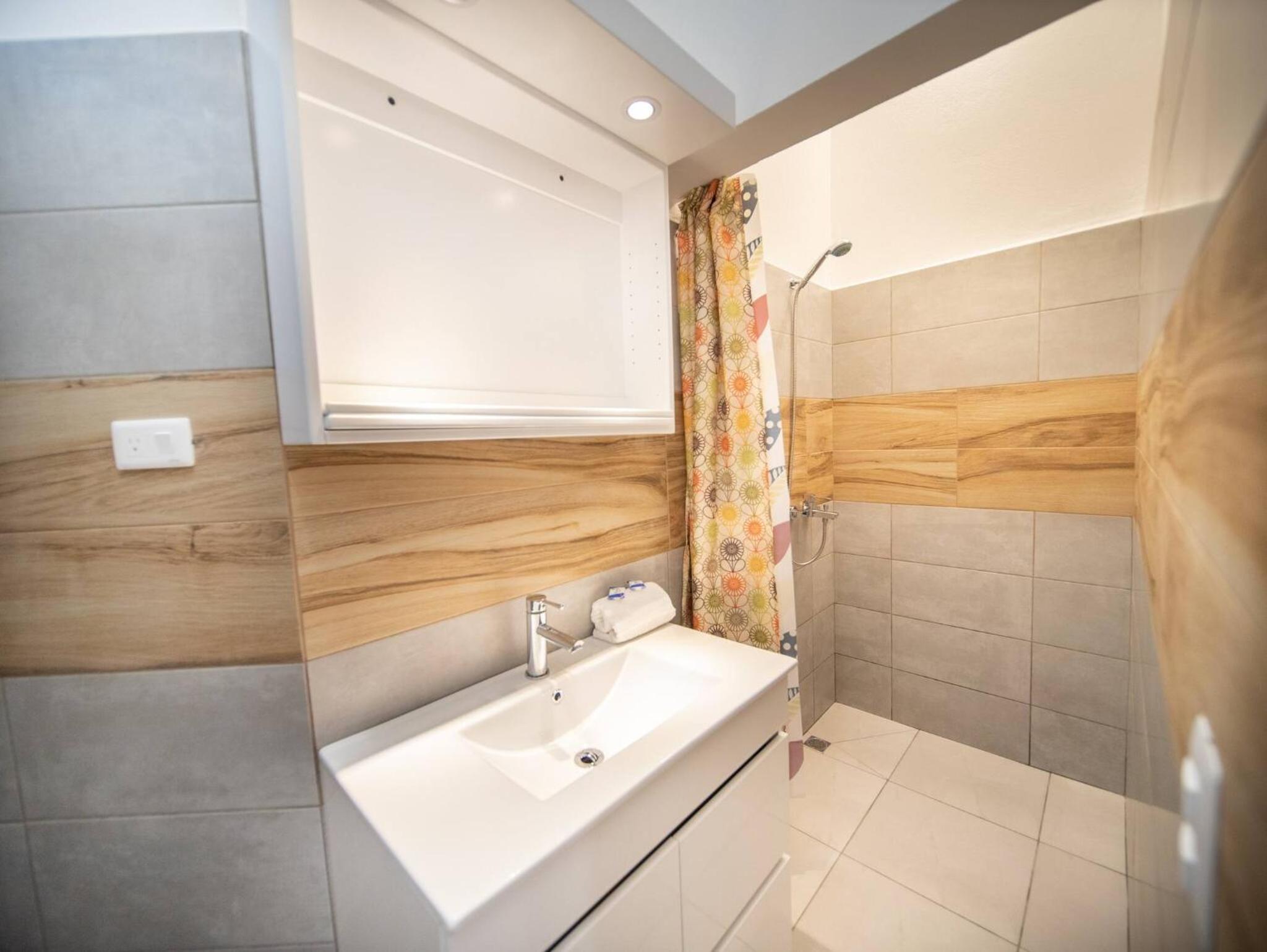 Cozy 1 Bedroom Apartment in Heart of Sosa view 4