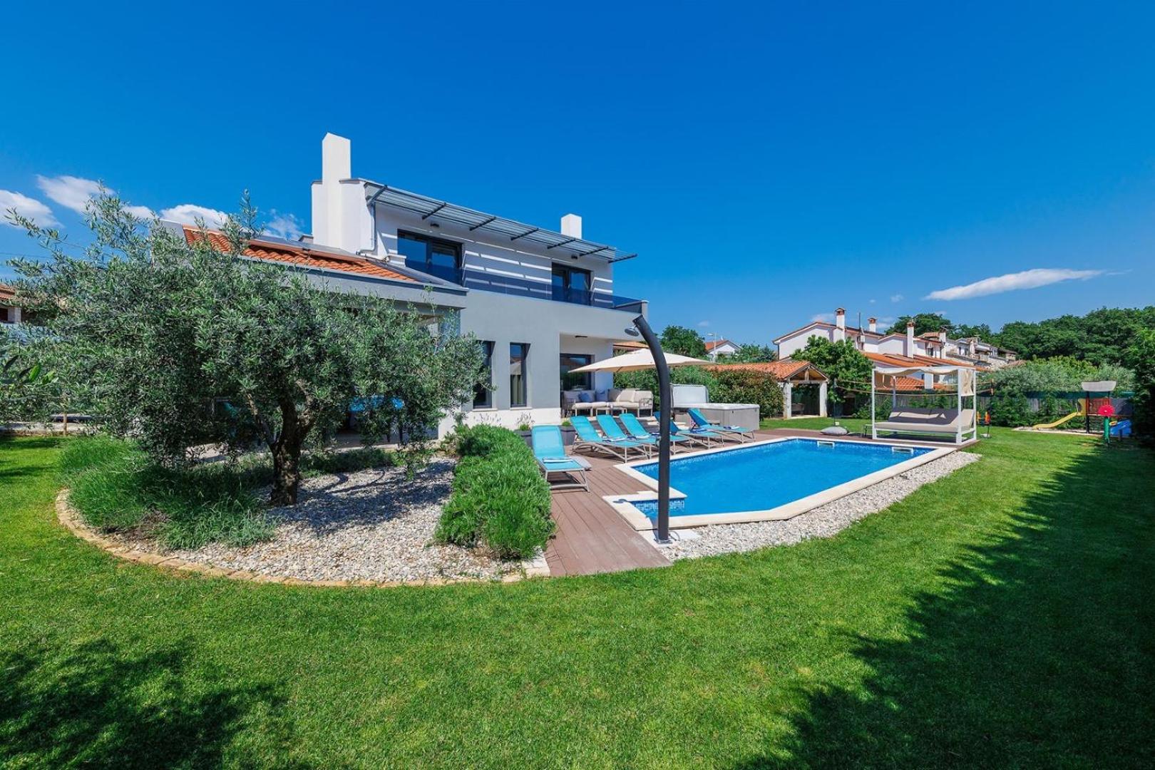 Villa Grande with Pool and Jacuzzi view 5