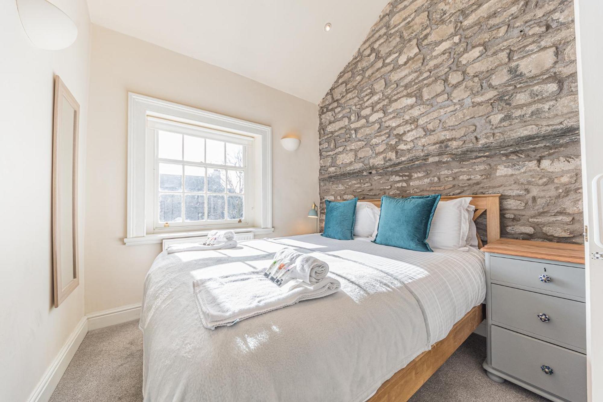 Central Kendal Georgian Home with private courtyard & free parking view 3