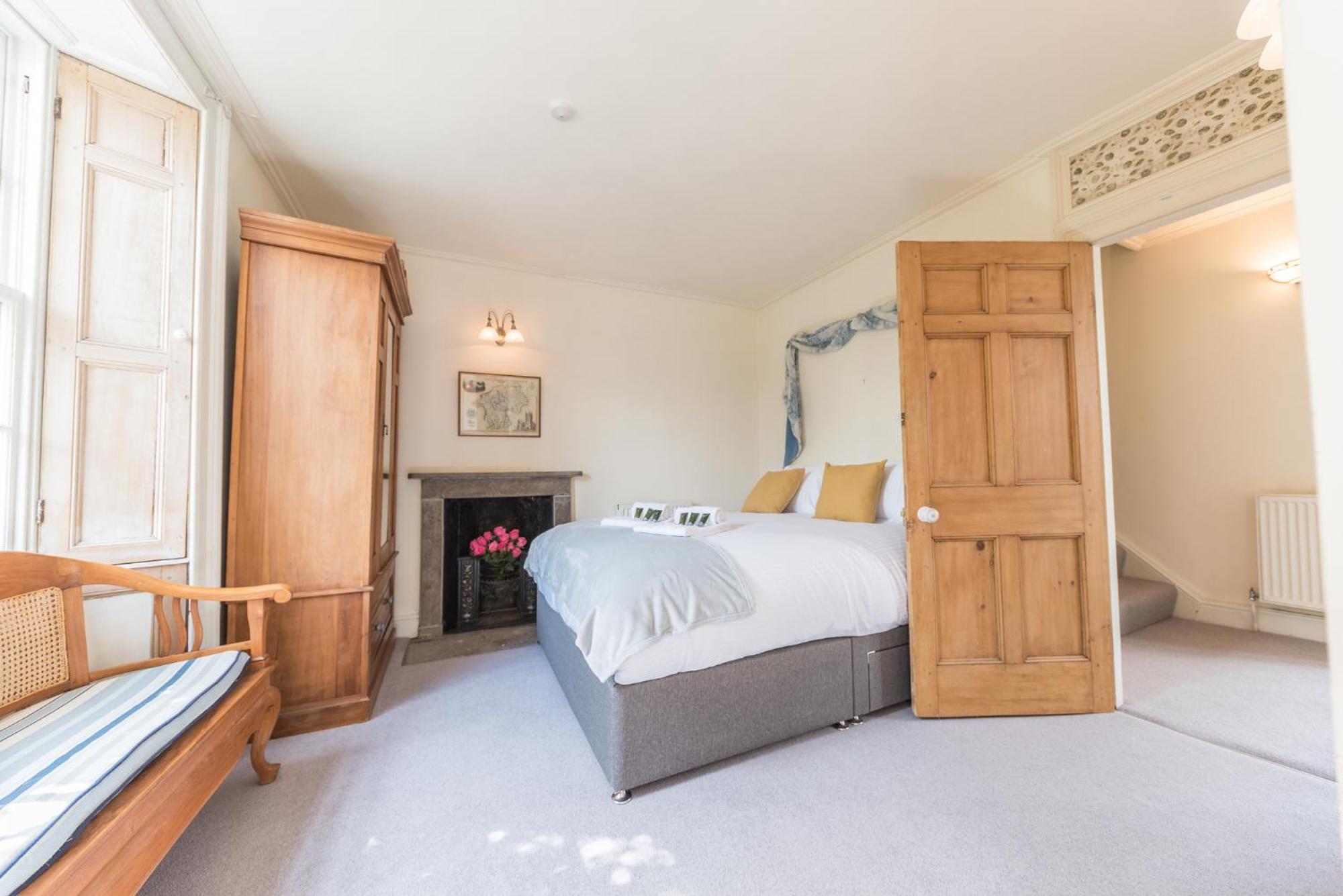 Central Kendal Georgian Home with private courtyard & free parking view 4