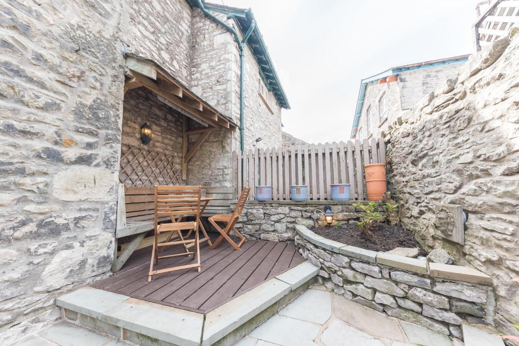 Central Kendal Georgian Home with private courtyard & free parking view 2