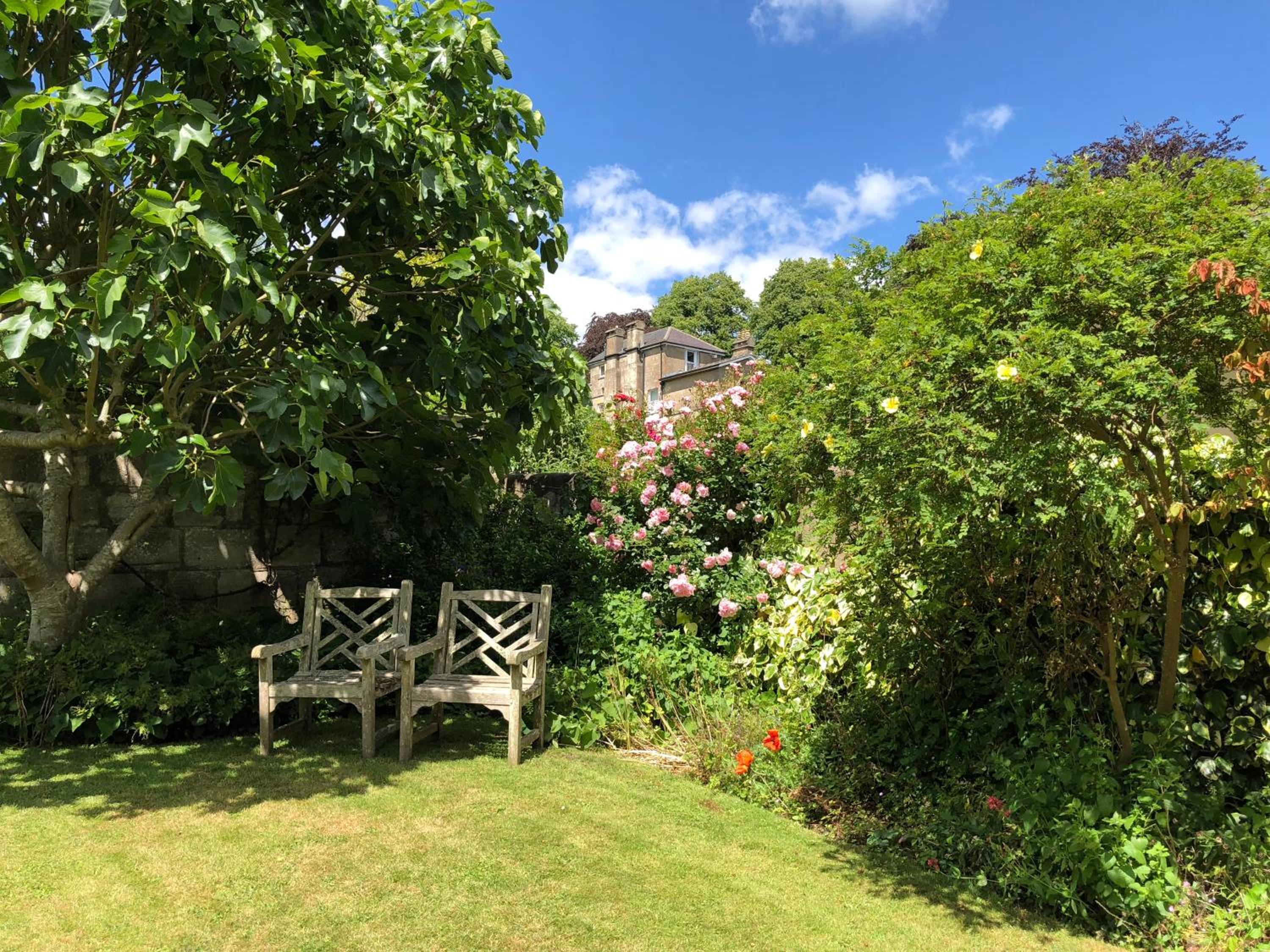 Luxury one bed garden flat-private parking view 2